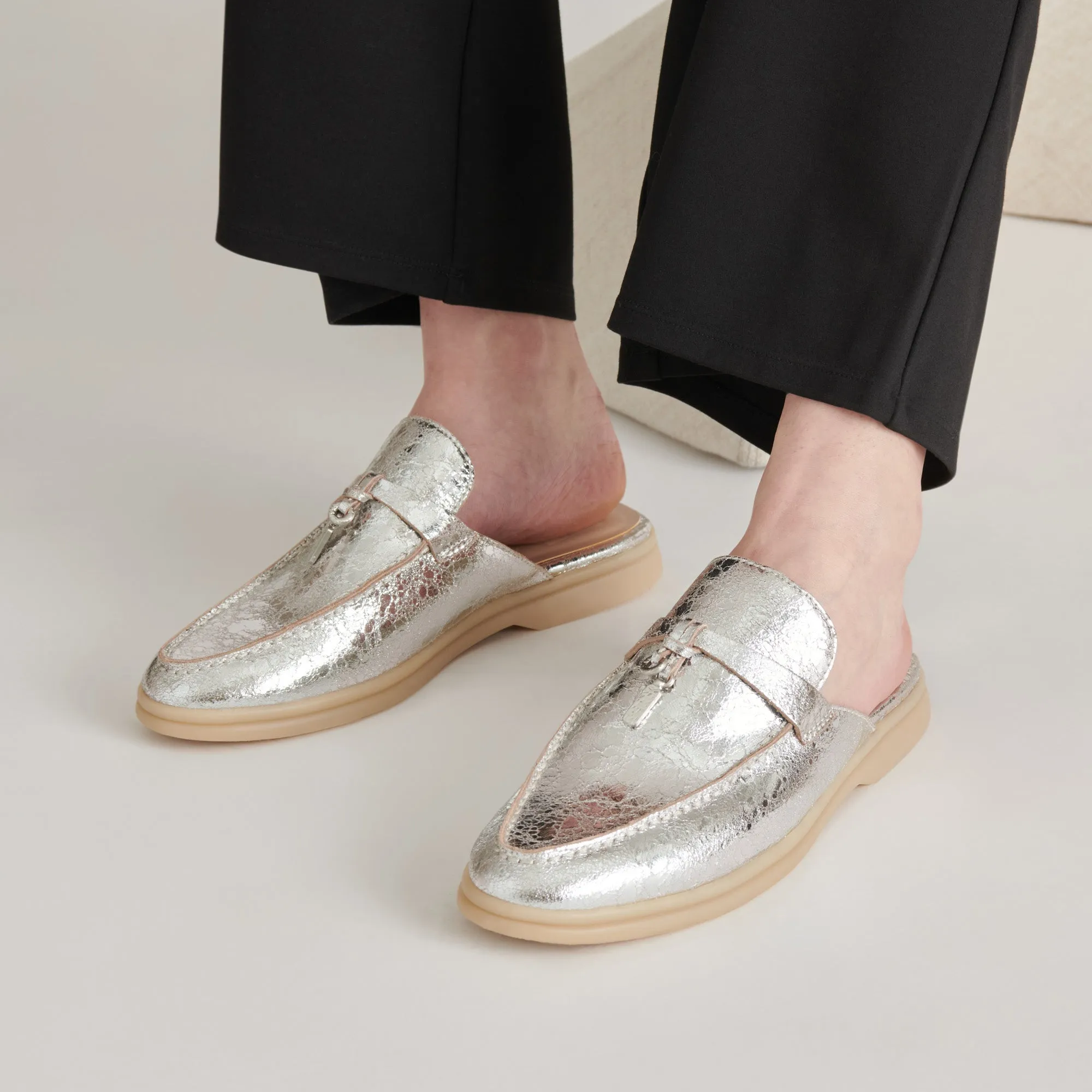 LASAIL FLATS SILVER DISTRESSED LEATHER